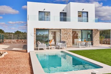 Attraktive Neubau- Villa mit Pool in begehrter Lage