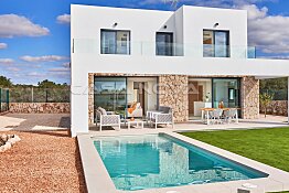 Attraktive Neubau- Villa mit Pool in begehrter Lage
