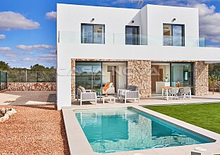 Attraktive Neubau- Villa mit Pool in begehrter Lage