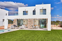 Top Neubau- Villa mit Pool in Strand und Yachthafen Nähe