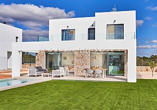 Top Neubau- Villa mit Pool in Strand und Yachthafen Nähe