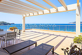 Well maintained penthouse in 1st line with sea access
