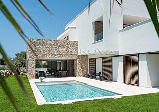 Nueva villa de lujo con terraza en la azotea y vistas al mar