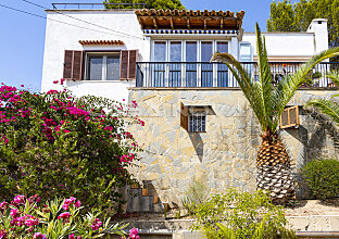 Villa mediterránea en zona elevada con vistas panorámicas