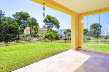 Apartamento luminoso con jardín en residencia de golf