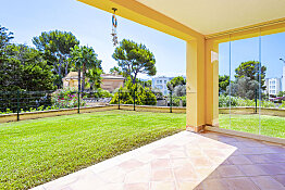 Light-flooded appartment with garden in golf residence