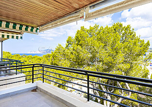 Moderno ático con vistas al mar en popular ubicación