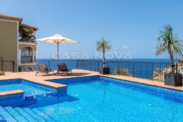 Ground floor apartment with garden and sea views