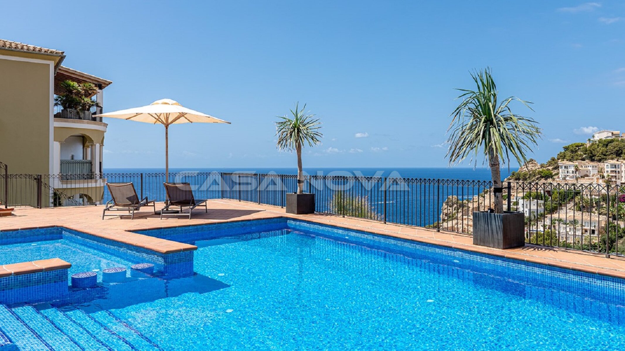 Planta baja con jardin privado y vistas al mar