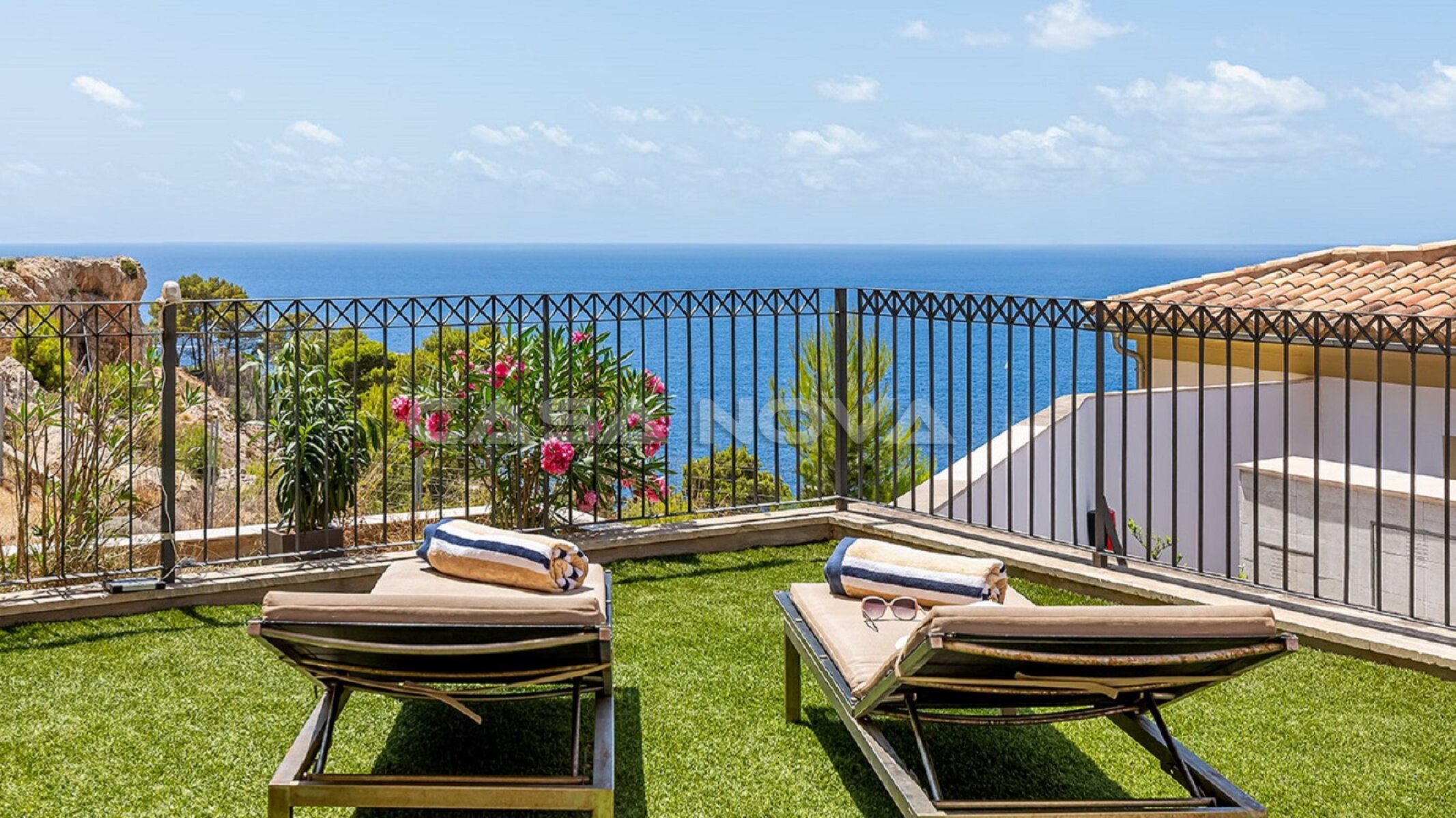 Ground floor apartment with garden and sea views