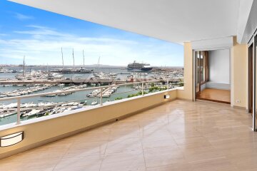 Modernised sea view penthouse directly at the marina