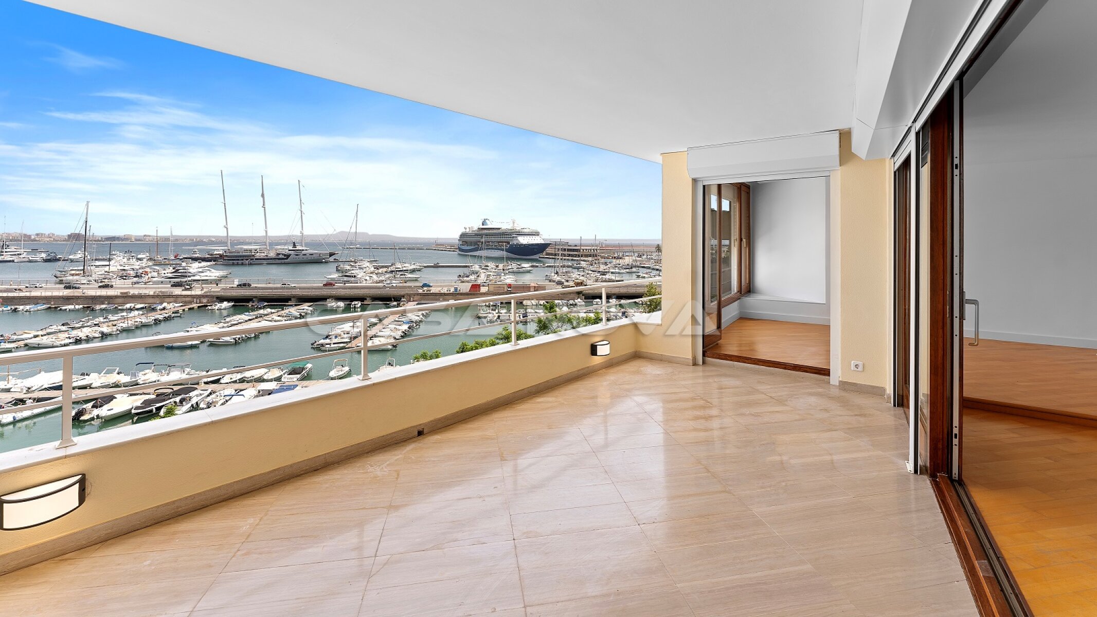 Modernised sea view penthouse directly at the marina
