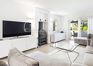 Ref. 2303509 | Modernes Wohnzimmer mit Kamin 