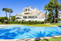 Sunny apartment in popular complex near the yacht harbor