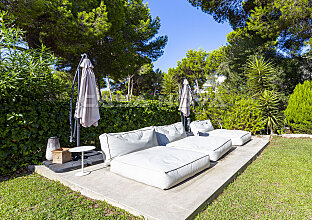 Ref. 2303509 | Schicker Gartenbereich mit Chillout Lounge