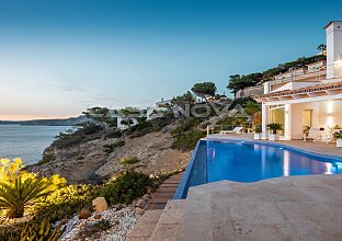 Ref. 2503511 | Idyllic villa with typical island flair in 1st sea line 