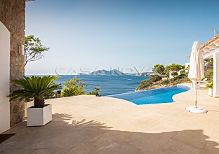 Ref. 2503511 | Idyllic villa with typical island flair in 1st sea line 