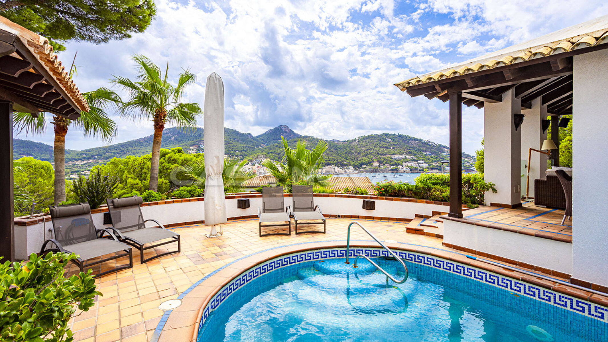 Mediterranean villa with view of the natural harbor and the sea 