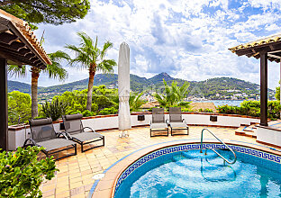 Villa mediterránea con vistas al puerto y al mar