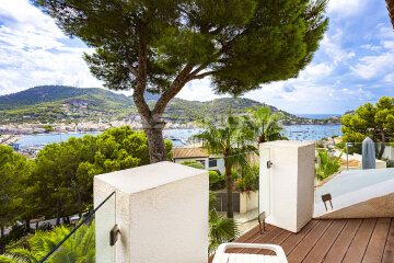Villa mediterránea con vistas al puerto y al mar