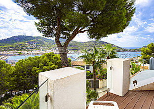 Mediterranean villa with view of the natural harbor and the sea