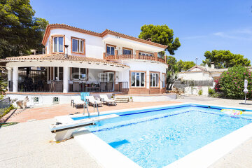 Chalet mediterráneo con piscina en zona residencial tranquila