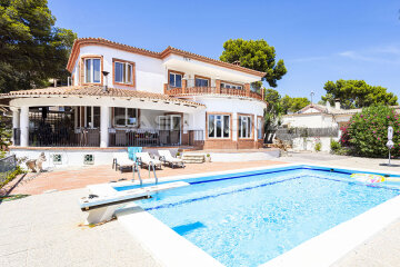 Mediterranean villa with pool in quiet residential area