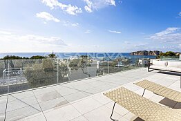 Villa de obra nueva con vistas al mar en la mejor zona residencial