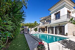 Charming luxury villa within walking distance of the marina