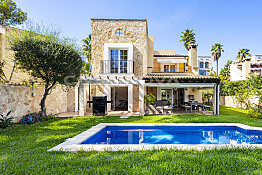 Luxurious villa in 1st line to the golf course with pool and garden