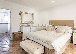 Ref. 2303520 | Elegante dormitorio con baño en suite