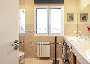 Ref. 2303523 | Helles Badezimmer mit Dusche und Fenster 