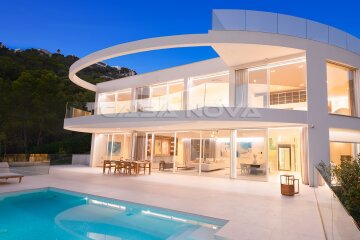 Stunning designer villa with sea views