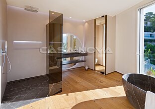 Ref. 2403525 | Hochmodernes Badezimmer mit Badwanne und Dusche