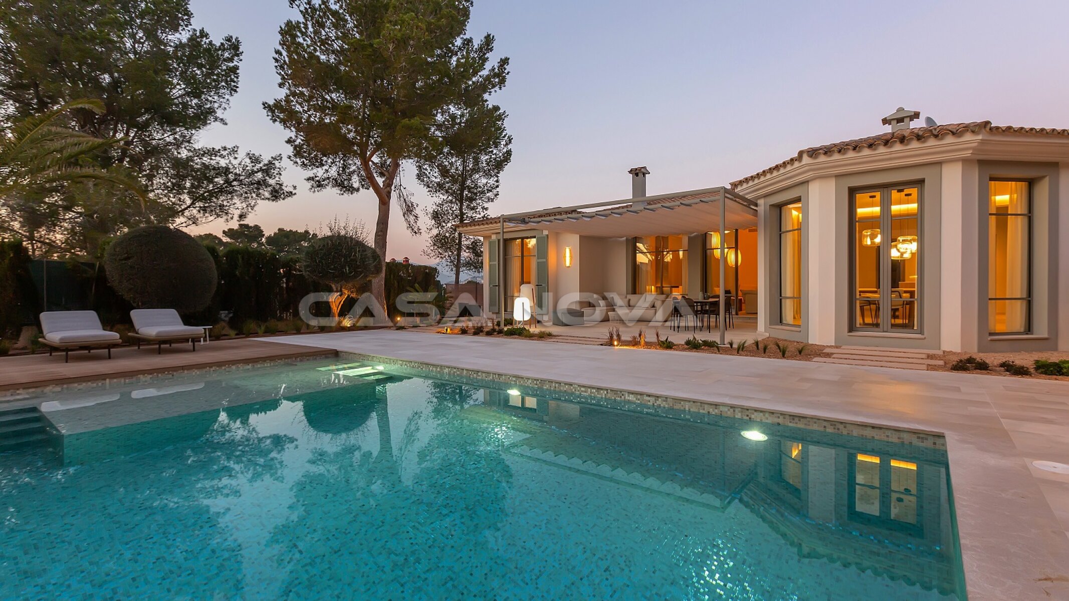 Elegante Villa (one level) mit Pool und mediterranem Garten