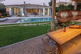 Elegante Villa (one level) mit Pool und mediterranem Garten