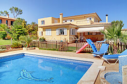 Villa with pool and garden in sought-after residential area