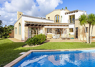 Villa mediterránea de golf con piscina en exclusiva urbanización