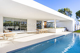 New villa with pool in a quiet residential area