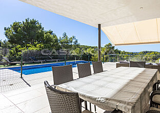 Ref. 2403543 | Elegante Villa mit Pool und Garten in beliebter Wohngegend