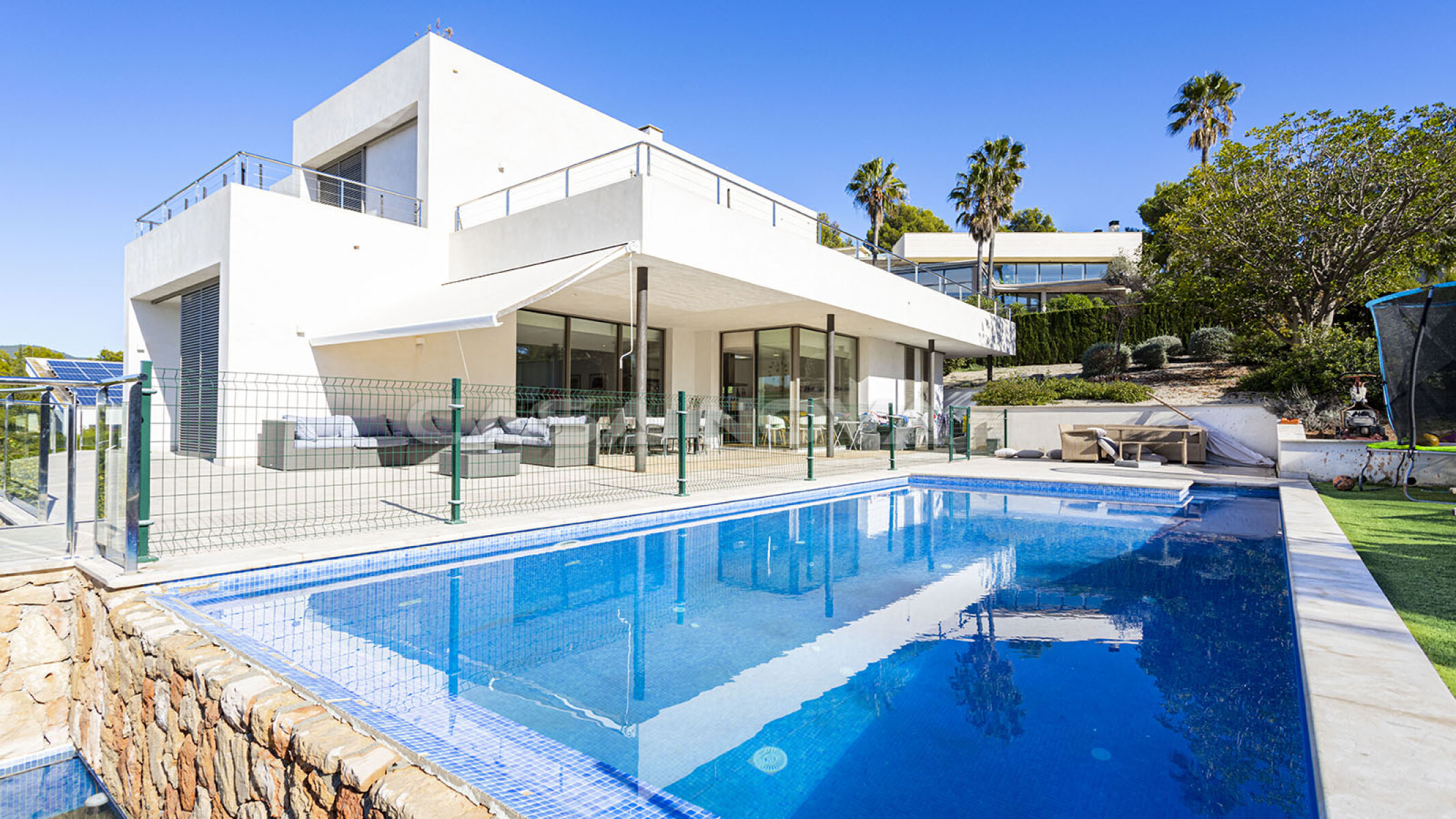 Elegante Villa mit Pool und Garten in beliebter Wohngegend
