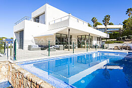 Elegante villa con piscina y jardín en popular zona residencial