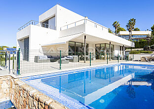 Ref. 2403543 | Villa mit Pool in beliebter Wohngegend