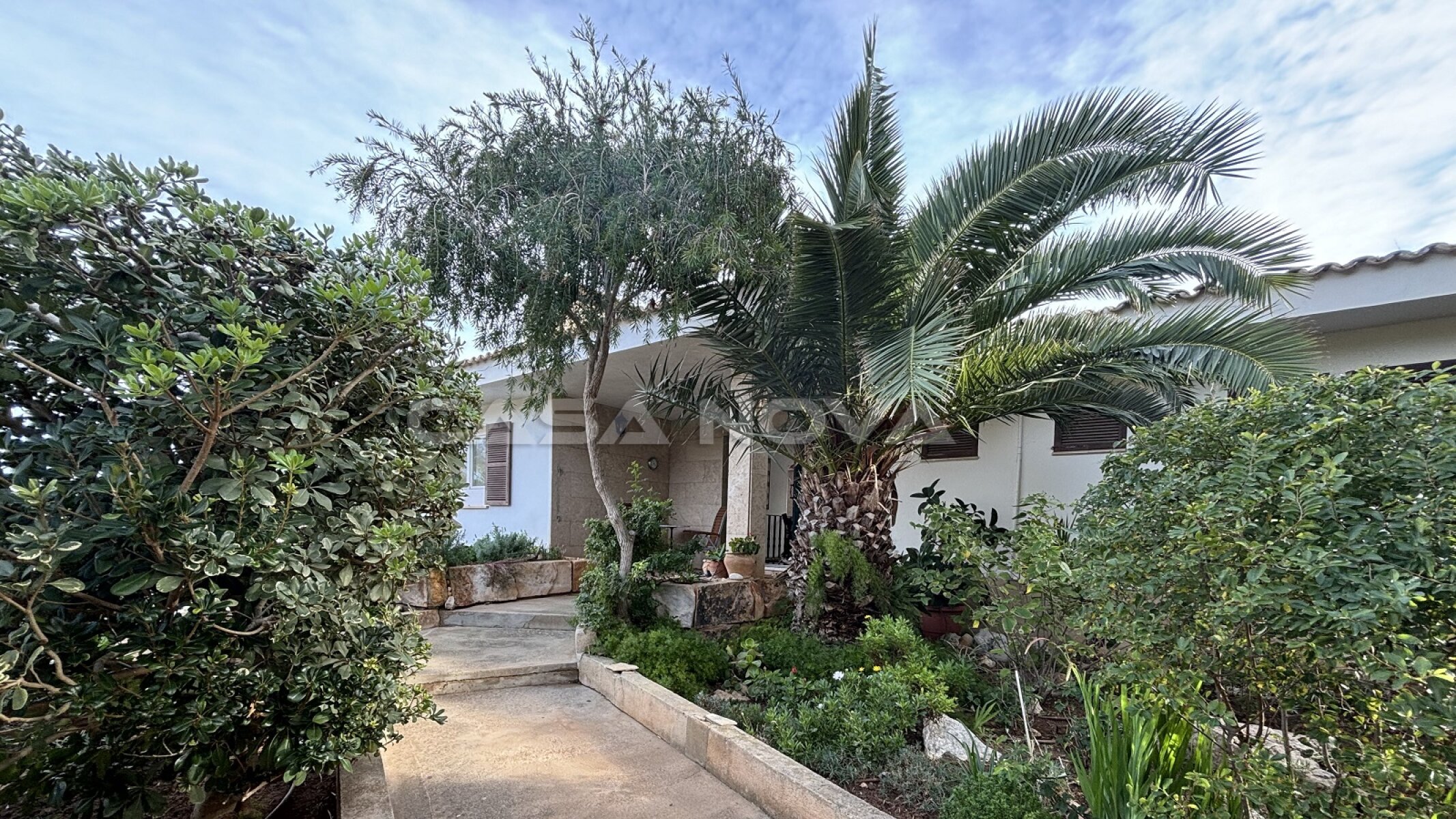 Mediterranean villa with lots of potential in a quiet residential area