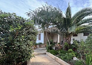 Mediterranean villa with lots of potential in a quiet residential area