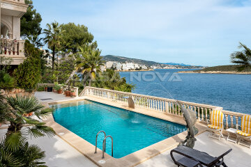 Sensational luxury villa in 1st sea line with fantastic views