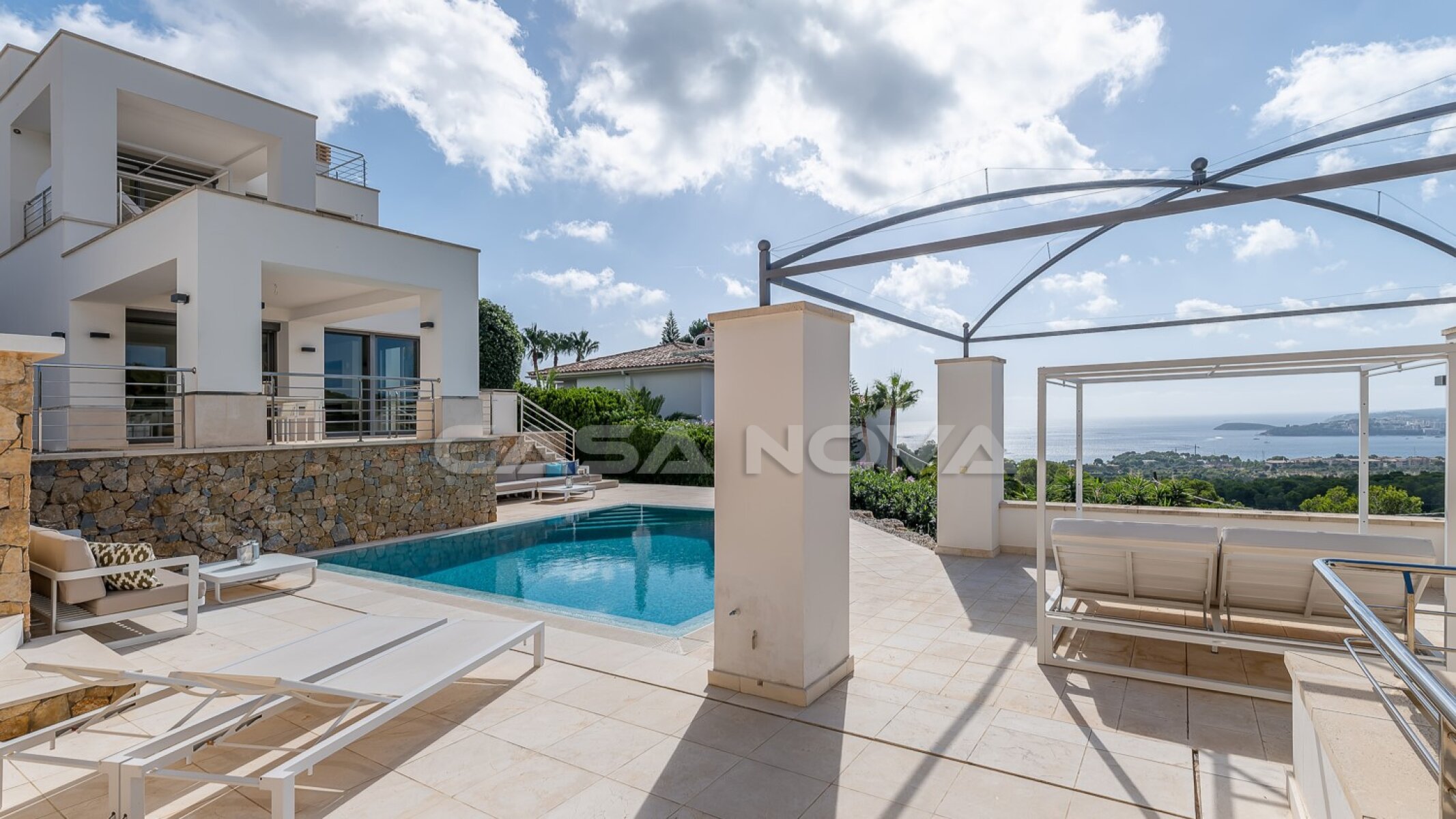 Elegant luxury villa with sensational sea views