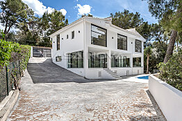 Refurbished luxury villa in exclusive residential area
