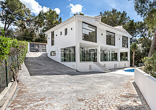 Refurbished luxury villa in exclusive residential area