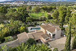 Luxury villa with guest house in 1st line to the golf course